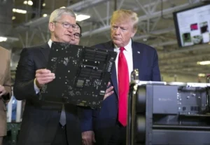 Trump bức xúc vì Apple
